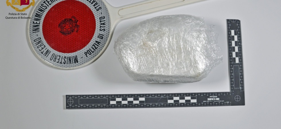 Fermato per un controllo, aveva nella giacca mezzo chilo di cocaina